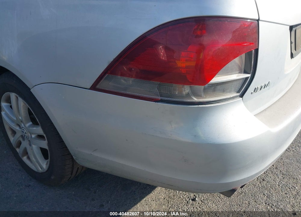 2011 VOLKSWAGEN JETTA SPORTWAGEN 2.0L TDI VIN: 3VWPL7AJ4BM646886