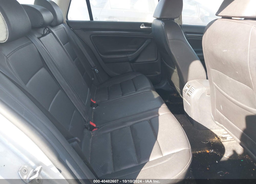 2011 VOLKSWAGEN JETTA SPORTWAGEN 2.0L TDI VIN: 3VWPL7AJ4BM646886
