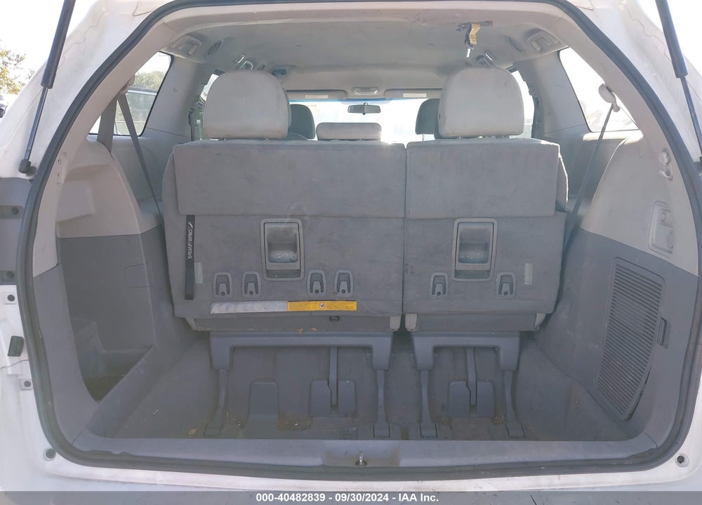 2011 TOYOTA SIENNA BASE V6 VIN: 5TDZK3DC5BS026701