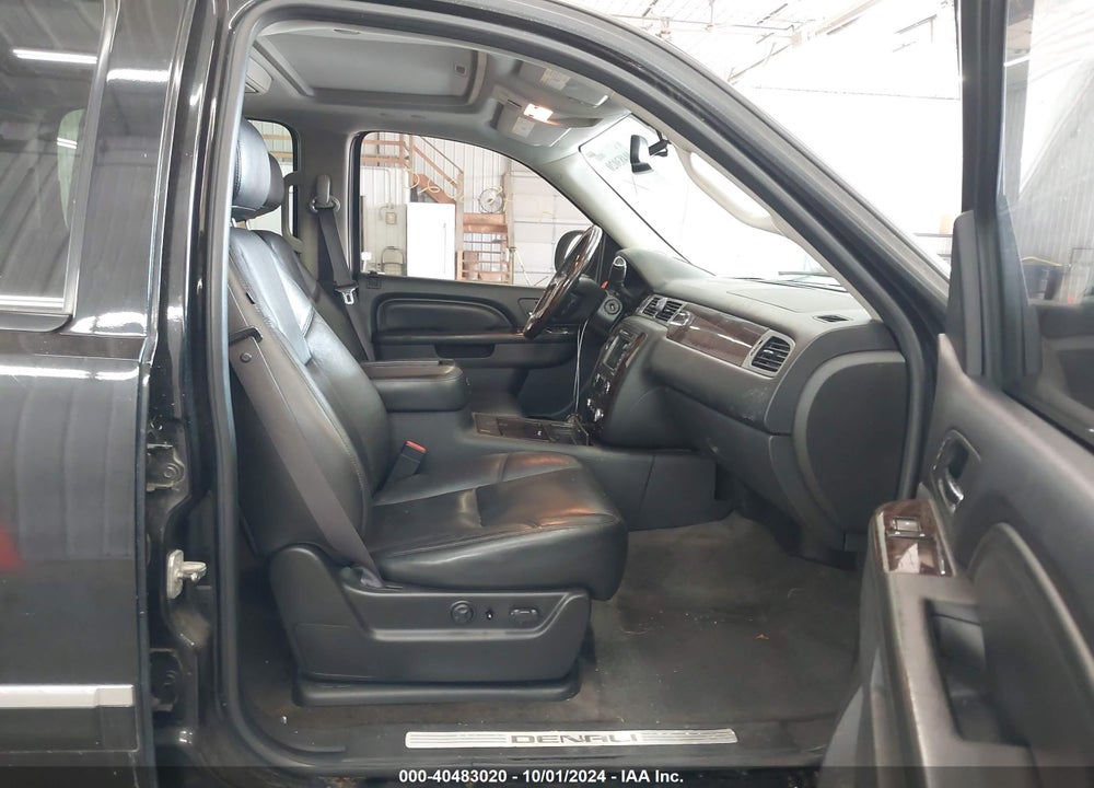 2011 GMC YUKON XL 1500 DENALI VIN: 1GKS2MEF0BR279508