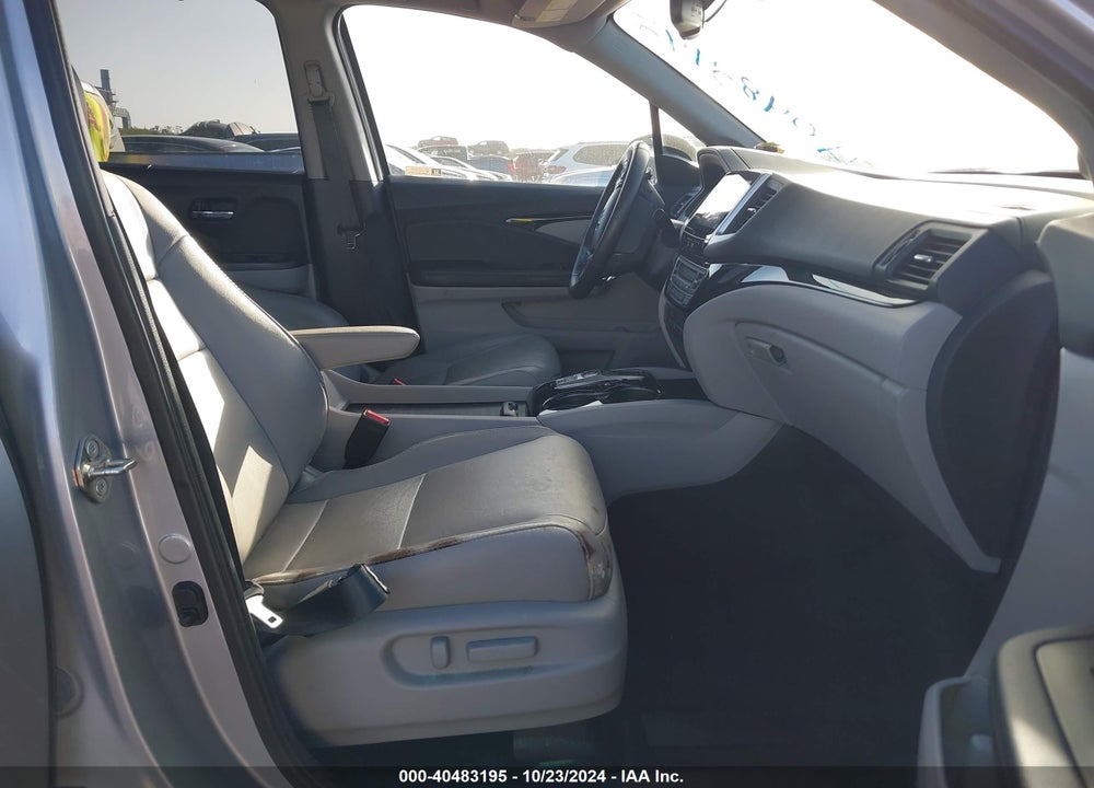 2018 HONDA PILOT TOURING VIN: 5FNYF5H92JB029116