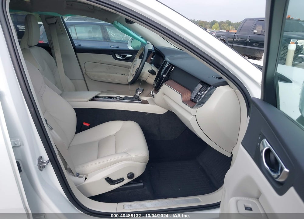 2021 VOLVO XC60 T5 MOMENTUM VIN: YV4102RK8M1682546