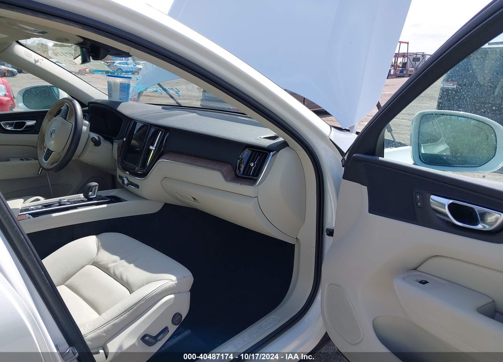 2022 VOLVO XC60 B5 MOMENTUM VIN: YV4L12RK1N1944981