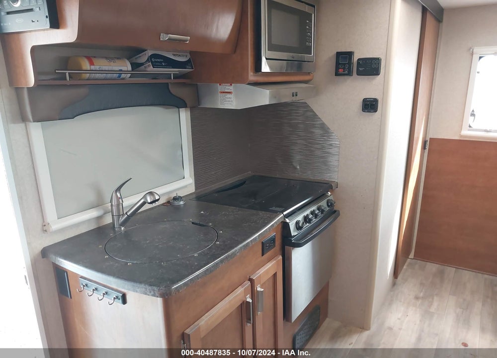 2018 LANCE TRAVEL TRAILERS VIN: 56YTT1510JL322861