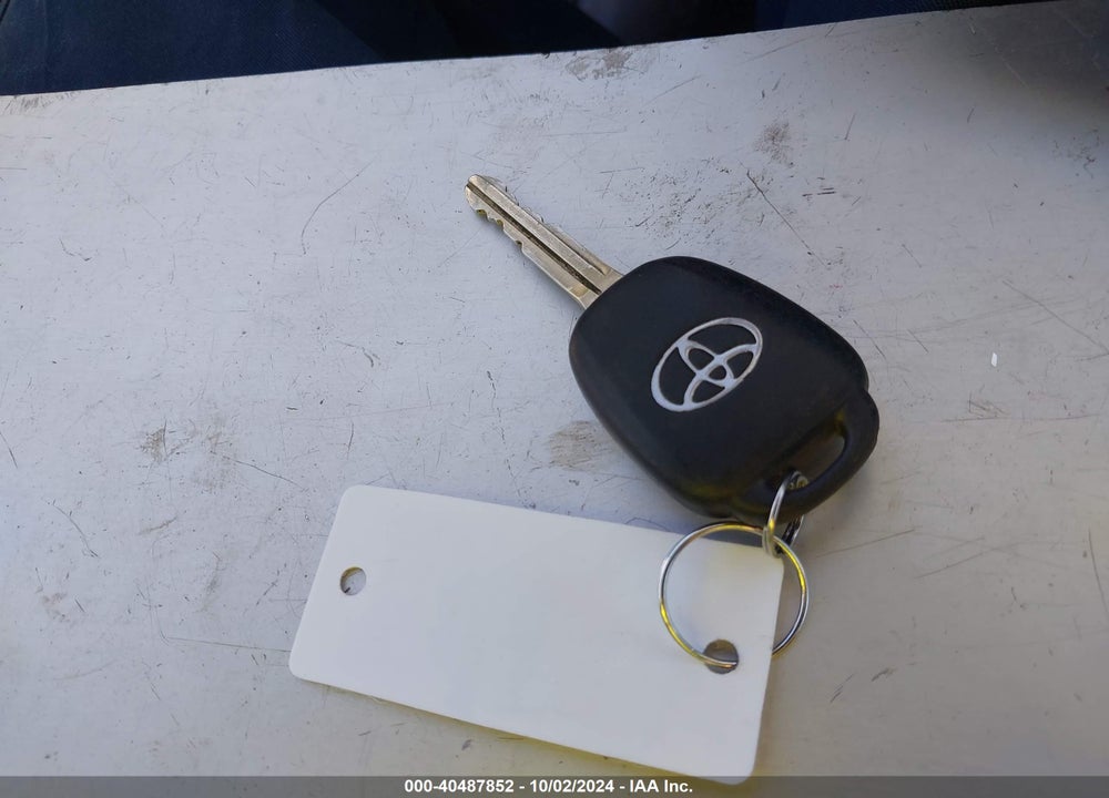 2015 TOYOTA RAV4 XLE VIN: 2T3RFREV2FW282208