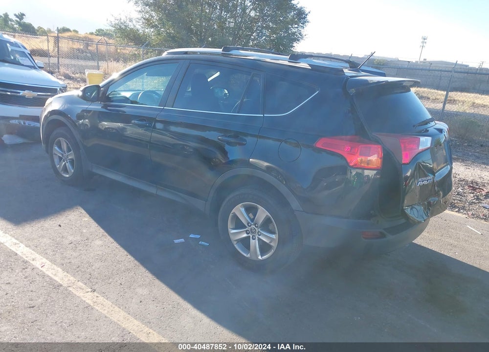 2015 TOYOTA RAV4 XLE VIN: 2T3RFREV2FW282208