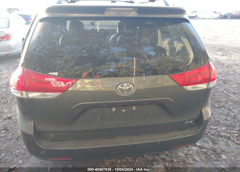 2014 TOYOTA SIENNA XLE V6 8 PASSENGER VIN: 5TDYK3DC5ES488739