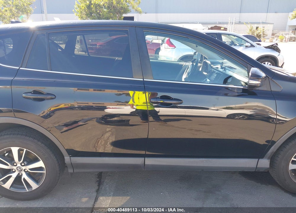 2018 TOYOTA RAV4 XLE VIN: 2T3RFREV8JW808530