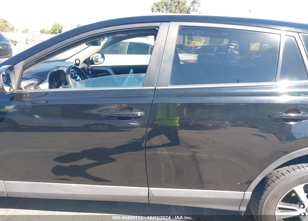 2018 TOYOTA RAV4 XLE VIN: 2T3RFREV8JW808530