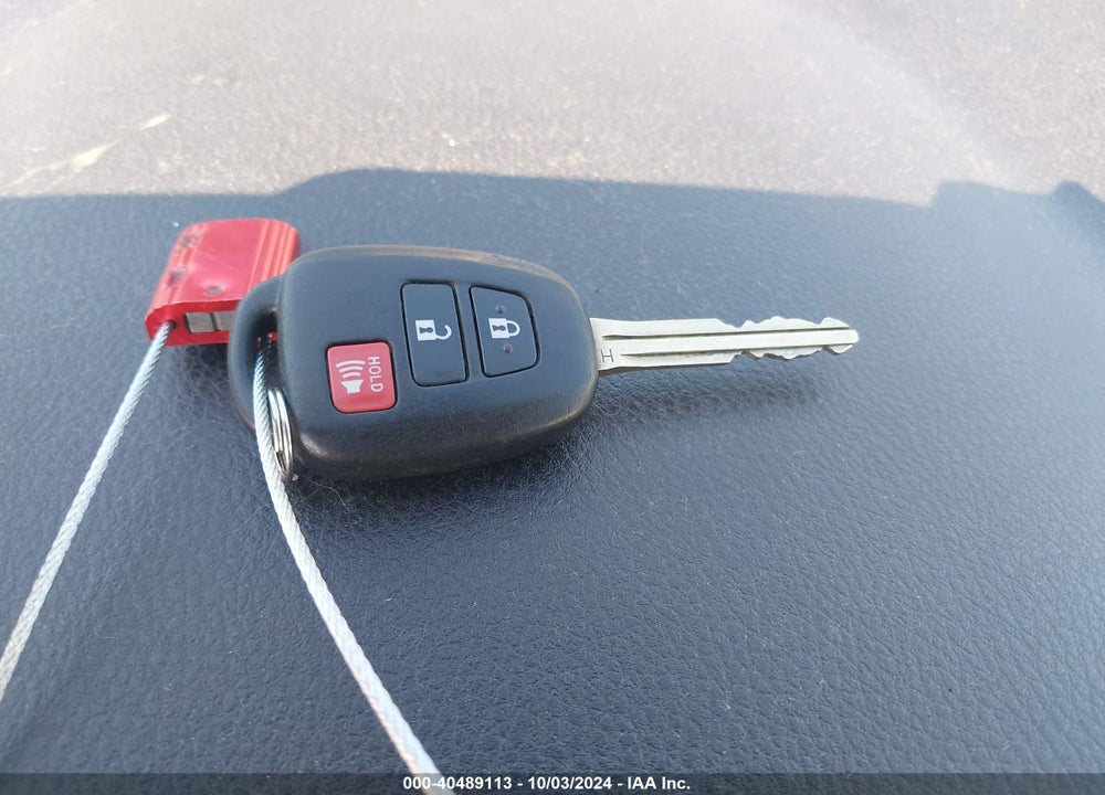 2018 TOYOTA RAV4 XLE VIN: 2T3RFREV8JW808530