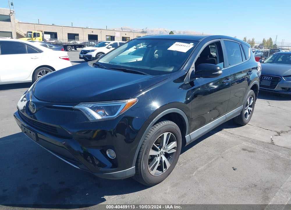 2018 TOYOTA RAV4 XLE VIN: 2T3RFREV8JW808530
