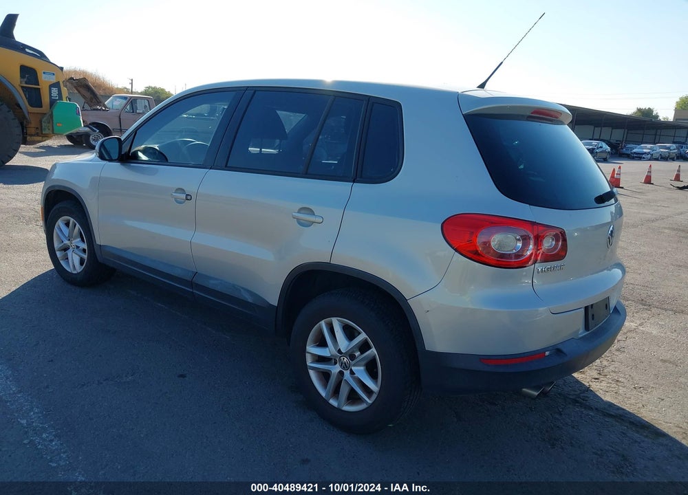 2011 VOLKSWAGEN TIGUAN S VIN: WVGAV7AX6BW559574