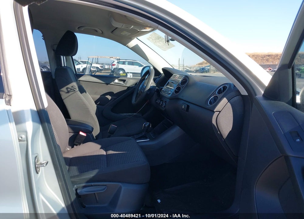 2011 VOLKSWAGEN TIGUAN S VIN: WVGAV7AX6BW559574