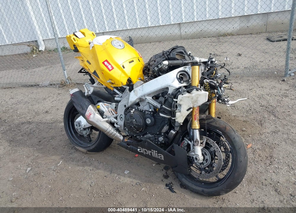 2013 APRILIA RSV4 R VIN: ZD4RKU040DS000171