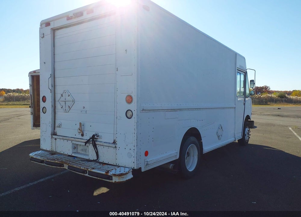 1997 FREIGHTLINER CHASSIS M LINE WALK-IN VAN VIN: 4UZA4FF45VC868745