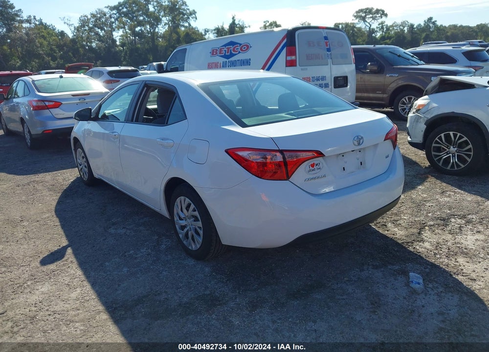 2018 TOYOTA COROLLA LE VIN: 5YFBURHE3JP805158