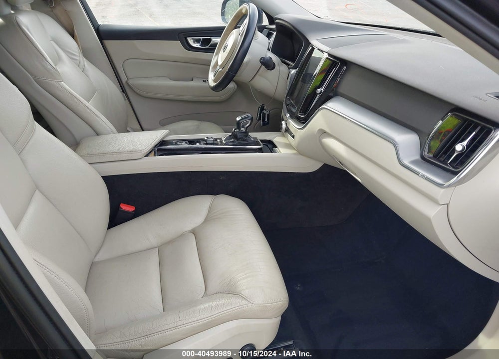 2019 VOLVO XC60 T5 MOMENTUM VIN: LYV102DK1KB176847