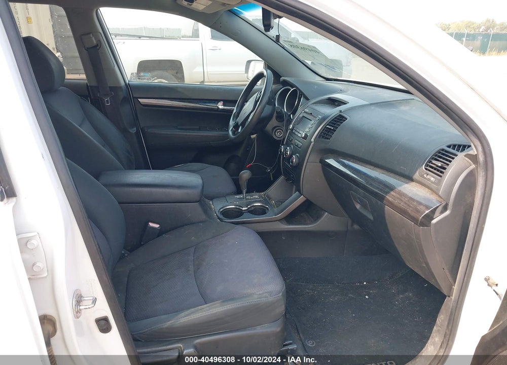 2011 KIA SORENTO LX VIN: 5XYKTCA14BG162834