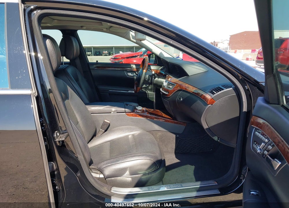 2011 MERCEDES-BENZ S 550 VIN: WDDNG7BB4BA405886