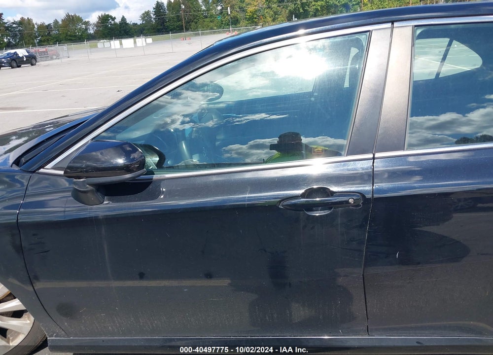 2018 TOYOTA CAMRY LE VIN: 4T1B11HK5JU582040
