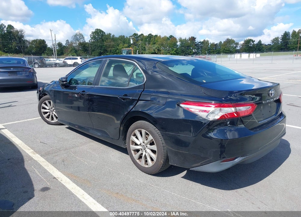 2018 TOYOTA CAMRY LE VIN: 4T1B11HK5JU582040