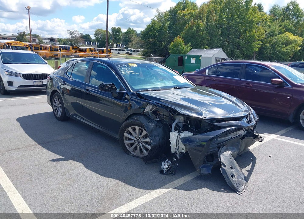 2018 TOYOTA CAMRY LE VIN: 4T1B11HK5JU582040