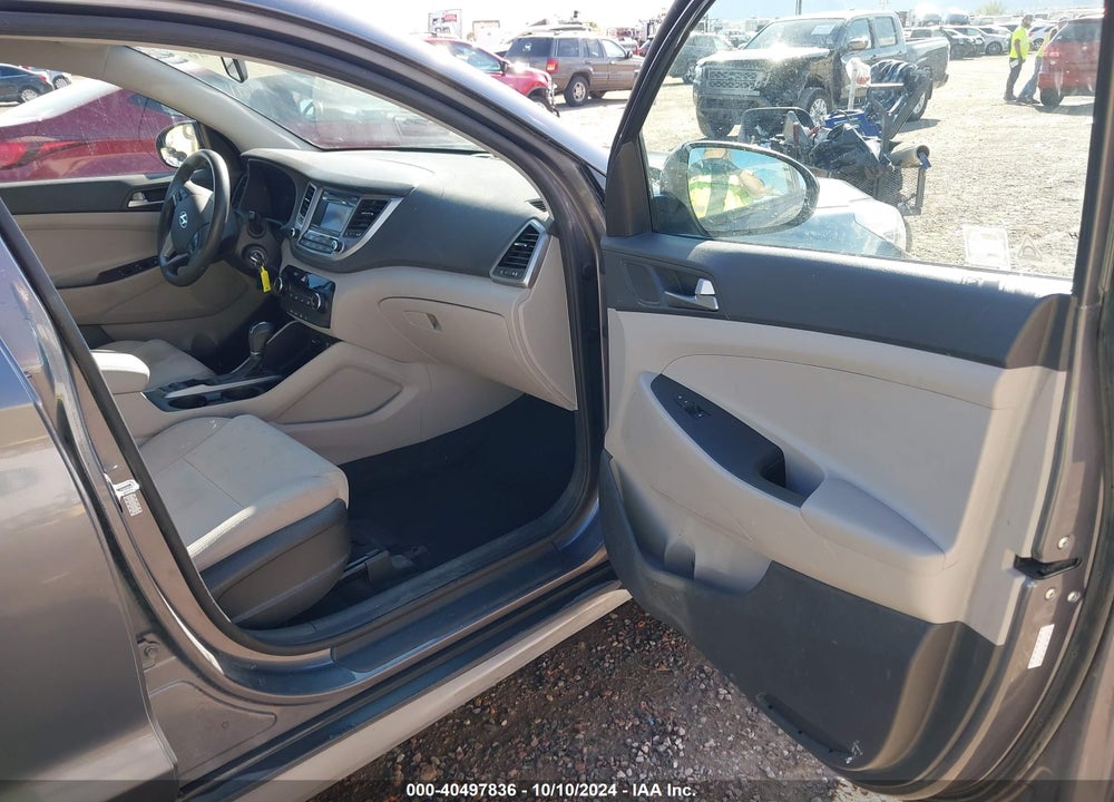 2017 HYUNDAI TUCSON SE VIN: KM8J3CA47HU562766