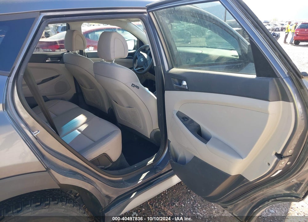 2017 HYUNDAI TUCSON SE VIN: KM8J3CA47HU562766