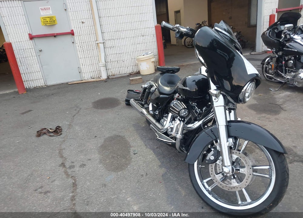 2014 HARLEY-DAVIDSON FLHX STREET GLIDE VIN: 1HD1KBM12EB703817