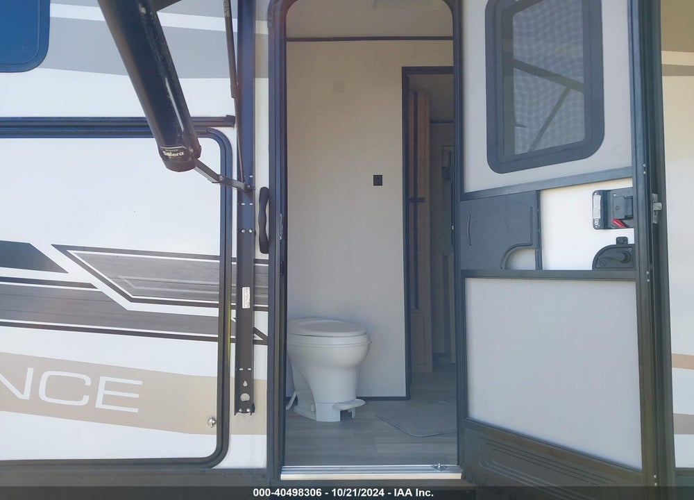 2021 CRUI RV RADIAN VIN: 5RXFB3621M1478018