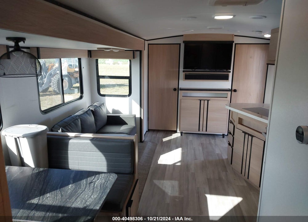 2021 CRUI RV RADIAN VIN: 5RXFB3621M1478018