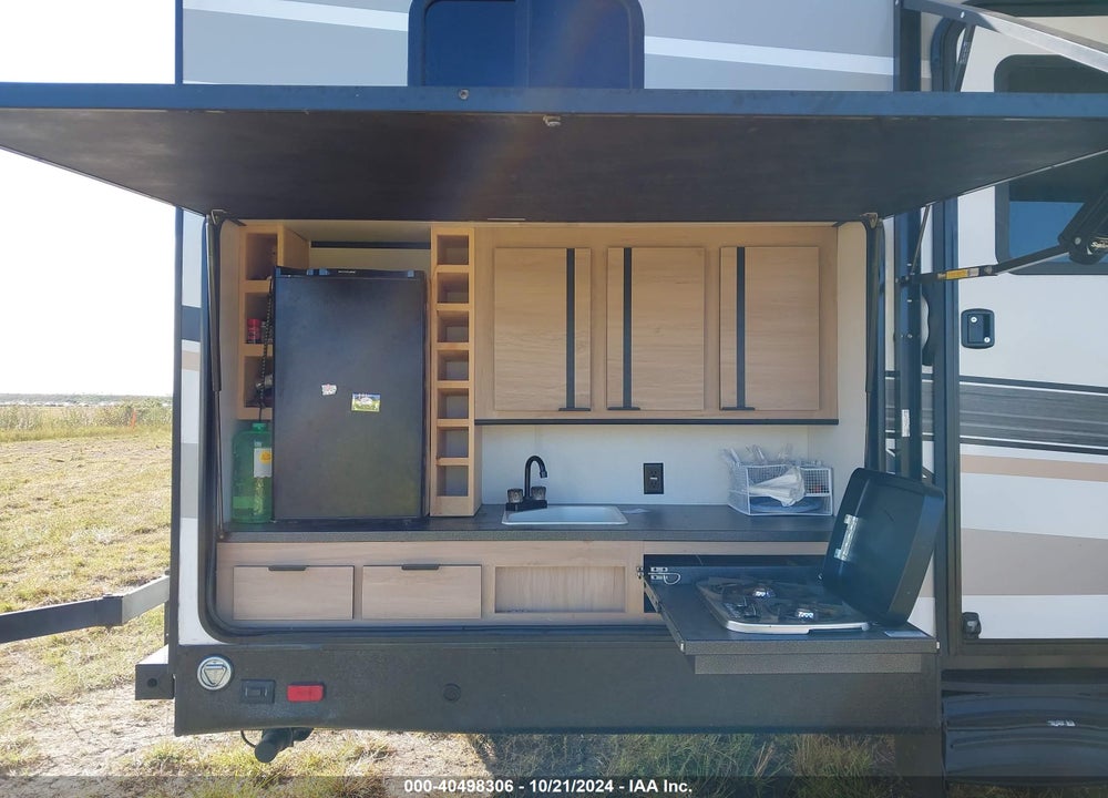 2021 CRUI RV RADIAN VIN: 5RXFB3621M1478018