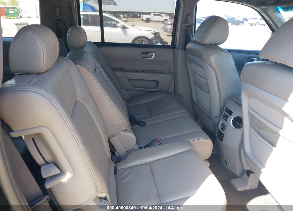 2011 HONDA PILOT TOURING VIN: 5FNYF3H98BB037713