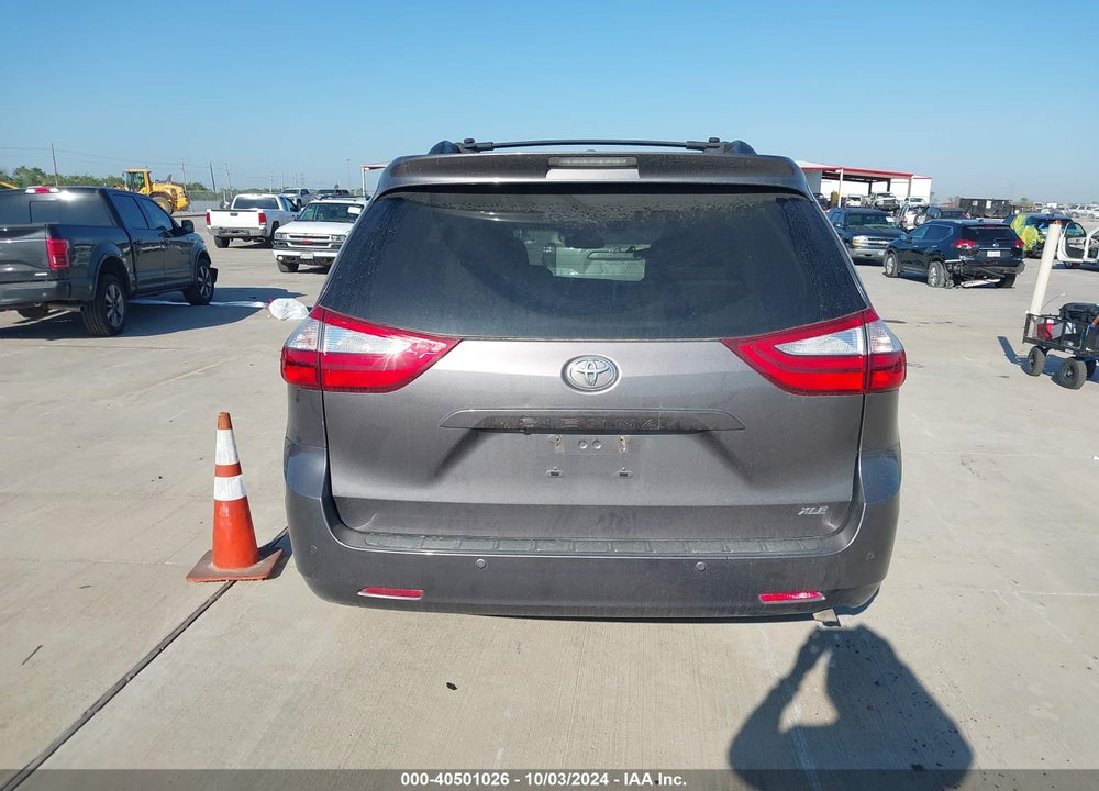 2015 TOYOTA SIENNA XLE 8 PASSENGER VIN: 5TDYK3DC4FS592947