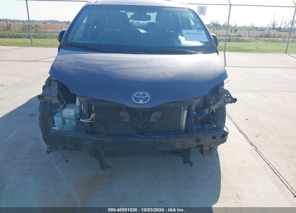 2015 TOYOTA SIENNA XLE 8 PASSENGER VIN: 5TDYK3DC4FS592947