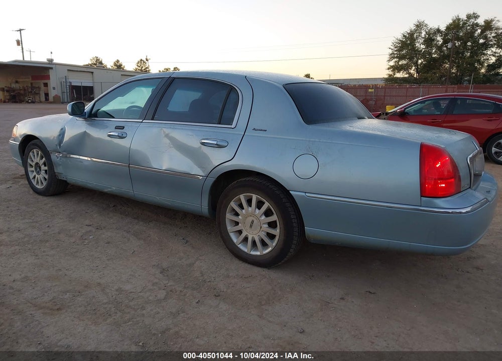 2007 LINCOLN TOWN CAR SIGNATURE VIN: 1LNHM81V97Y623351