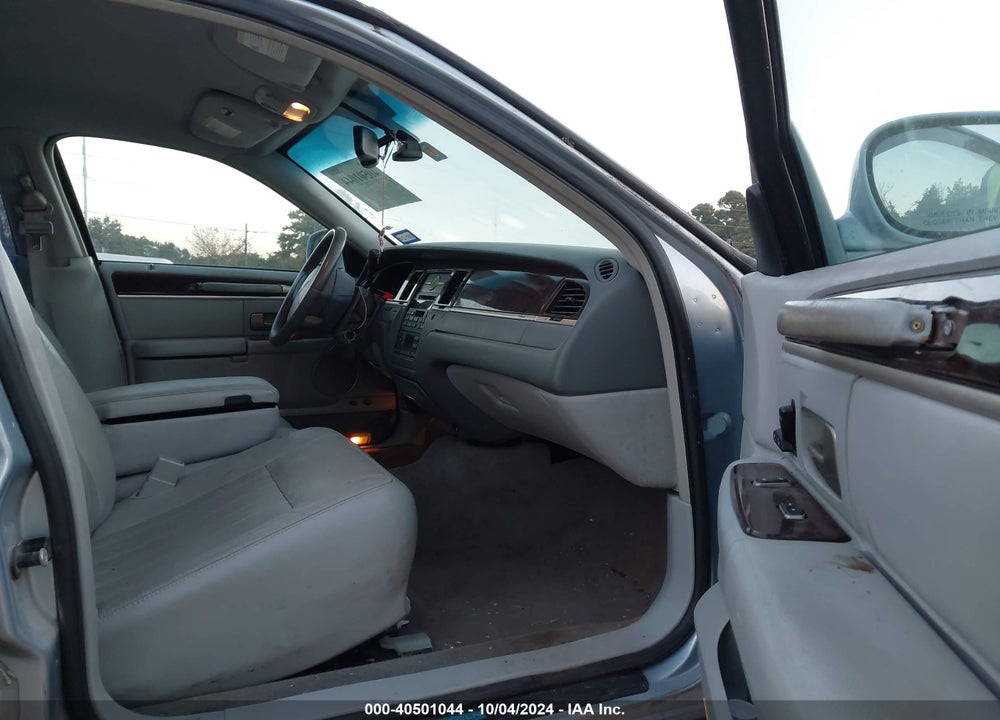2007 LINCOLN TOWN CAR SIGNATURE VIN: 1LNHM81V97Y623351