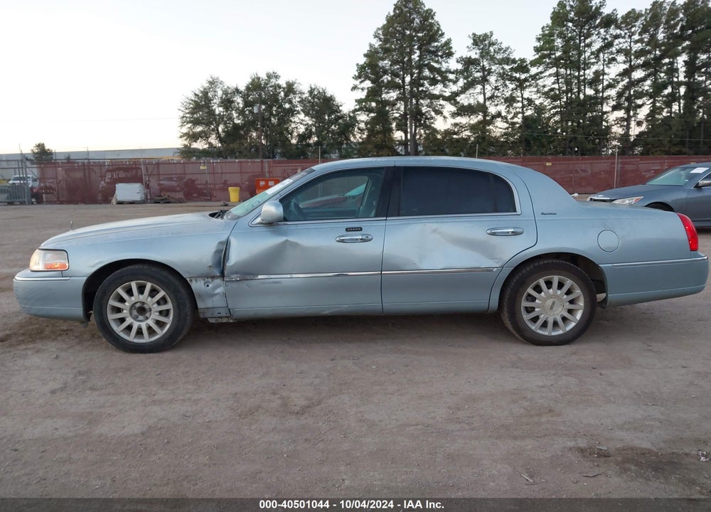 2007 LINCOLN TOWN CAR SIGNATURE VIN: 1LNHM81V97Y623351