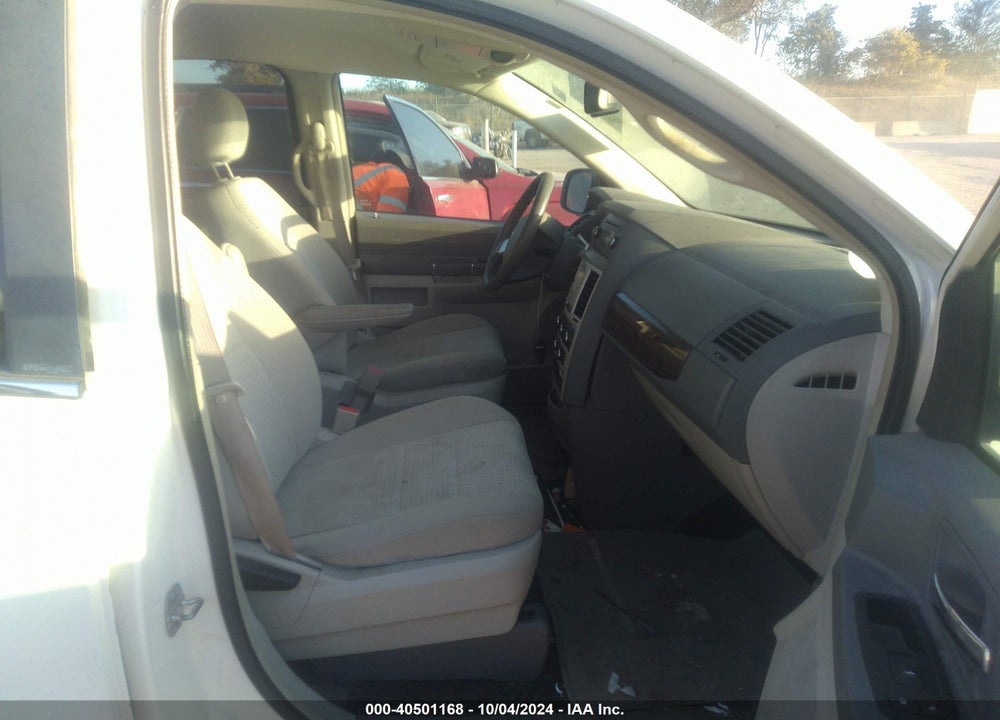 2009 CHRYSLER TOWN & COUNTRY LX VIN: 2A8HR44E29R652619