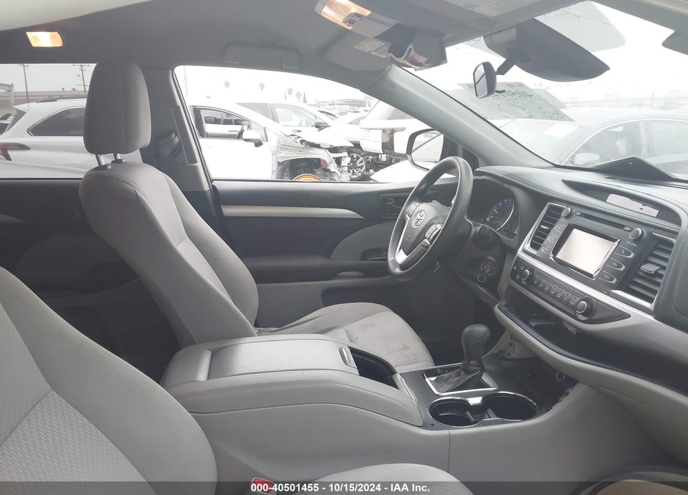 2019 TOYOTA HIGHLANDER LE VIN: 5TDZARFH7KS049041