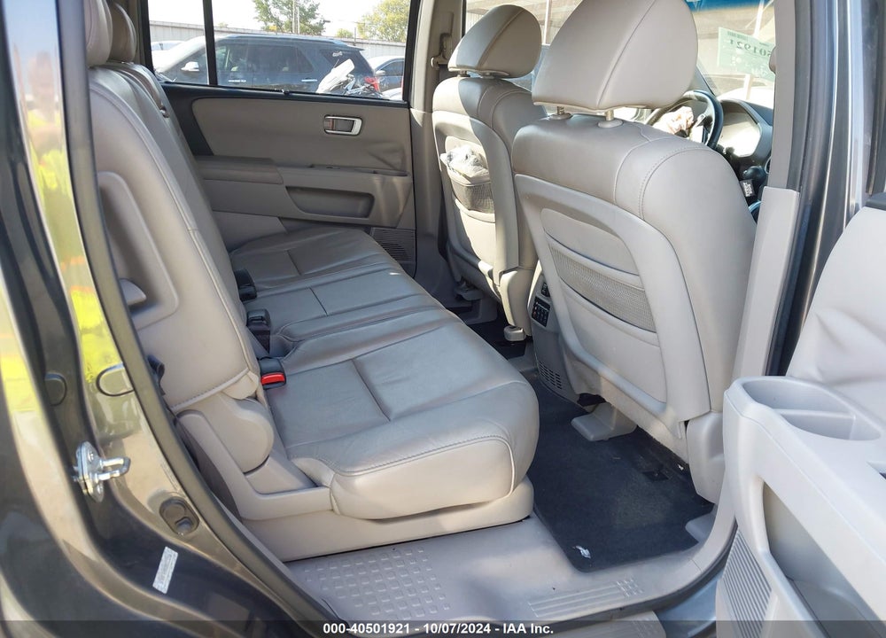 2011 HONDA PILOT TOURING VIN: 5FNYF4H9XBB033216