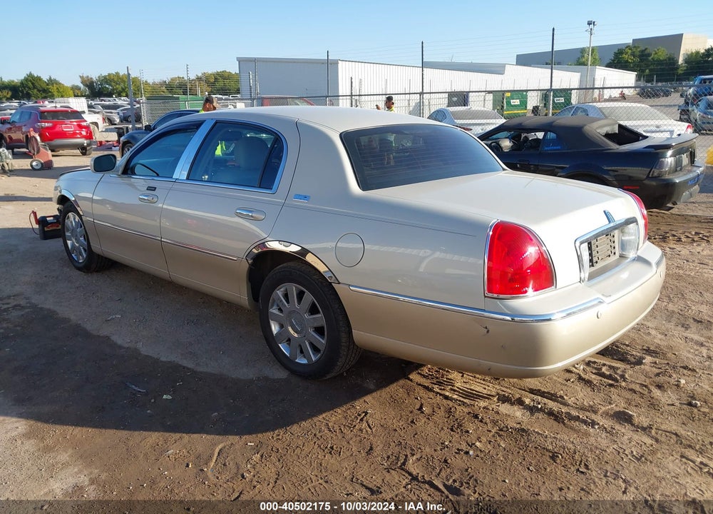 2005 LINCOLN TOWN CAR SIGNATURE LIMITED VIN: 1LNHM82W95Y644267
