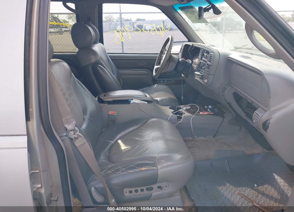 2000 GMC YUKON DENALI VIN: 1GKEK63R7YR205596