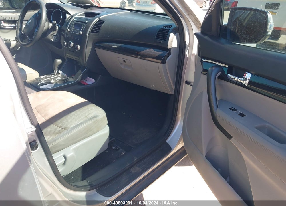 2011 KIA SORENTO LX VIN: 5XYKT3A10BG044909
