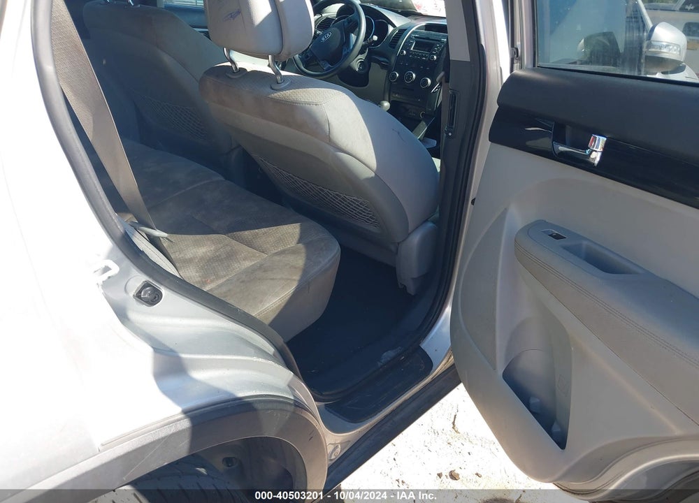 2011 KIA SORENTO LX VIN: 5XYKT3A10BG044909