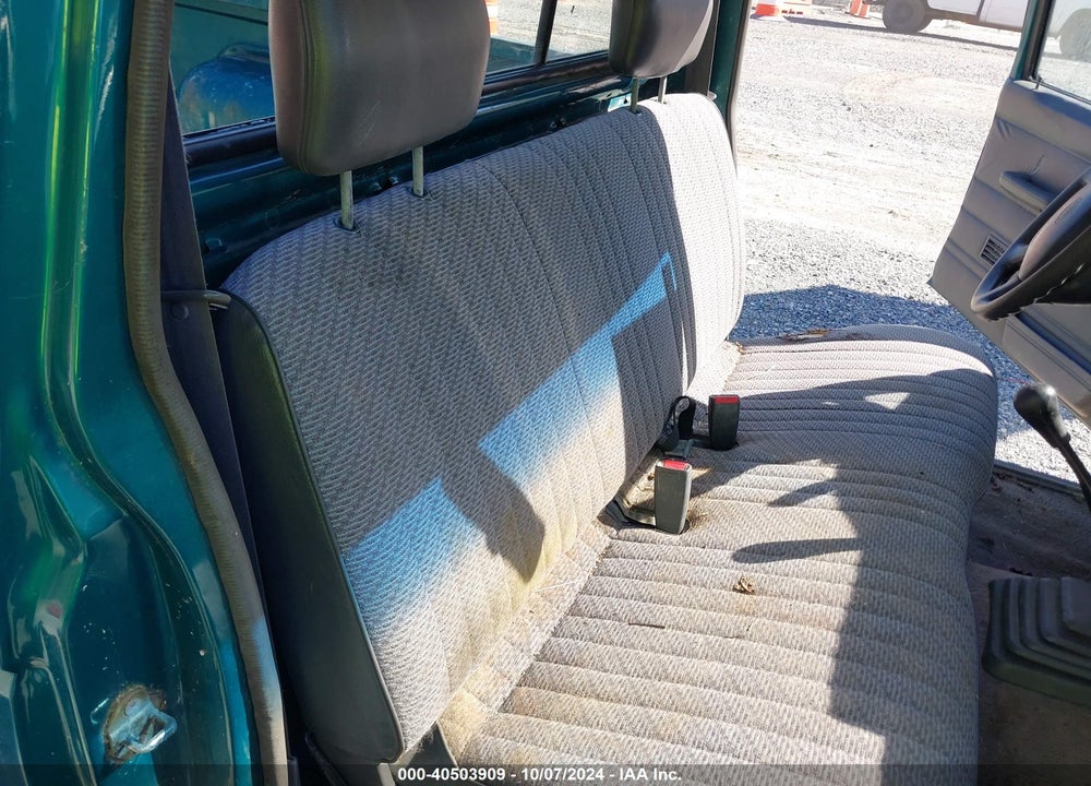 1996 NISSAN TRUCK XE VIN: 1N6SD11S6TC381842