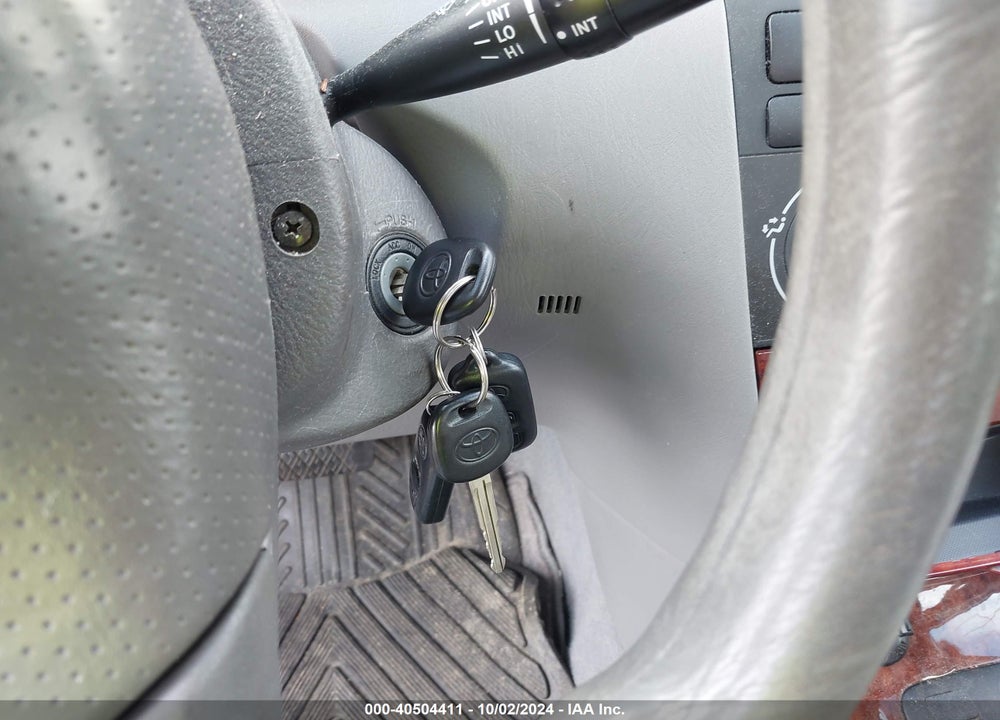 2005 TOYOTA COROLLA LE VIN: 2T1BR32E95C502852