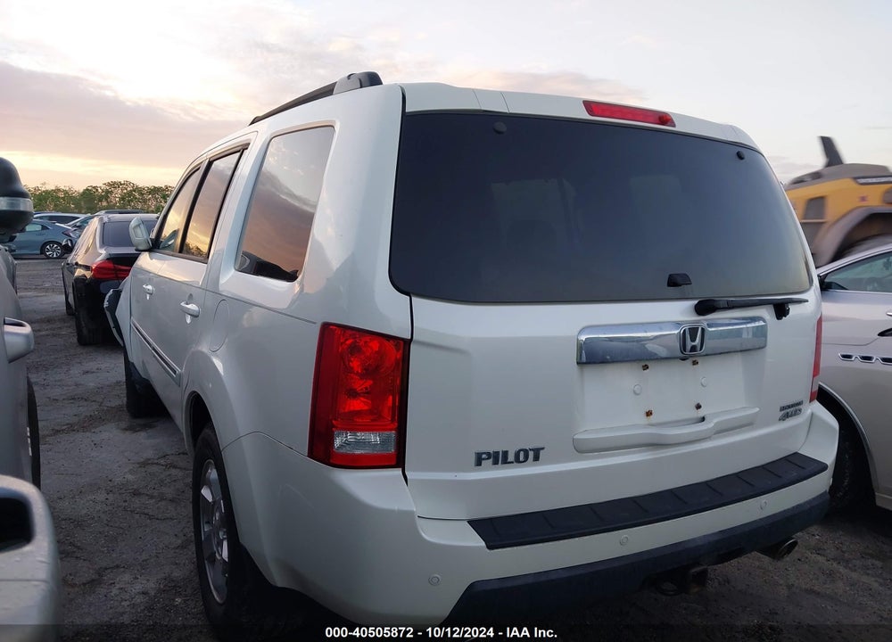 2011 HONDA PILOT TOURING VIN: 5FNYF4H91BB099220