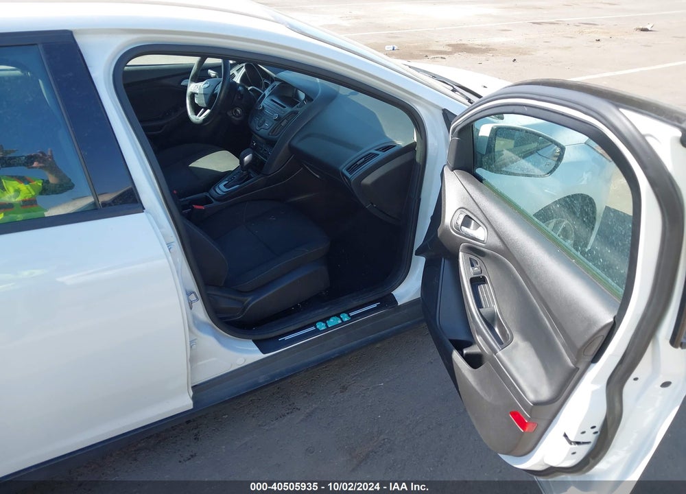 2017 FORD FOCUS SE VIN: 1FADP3F29HL305732