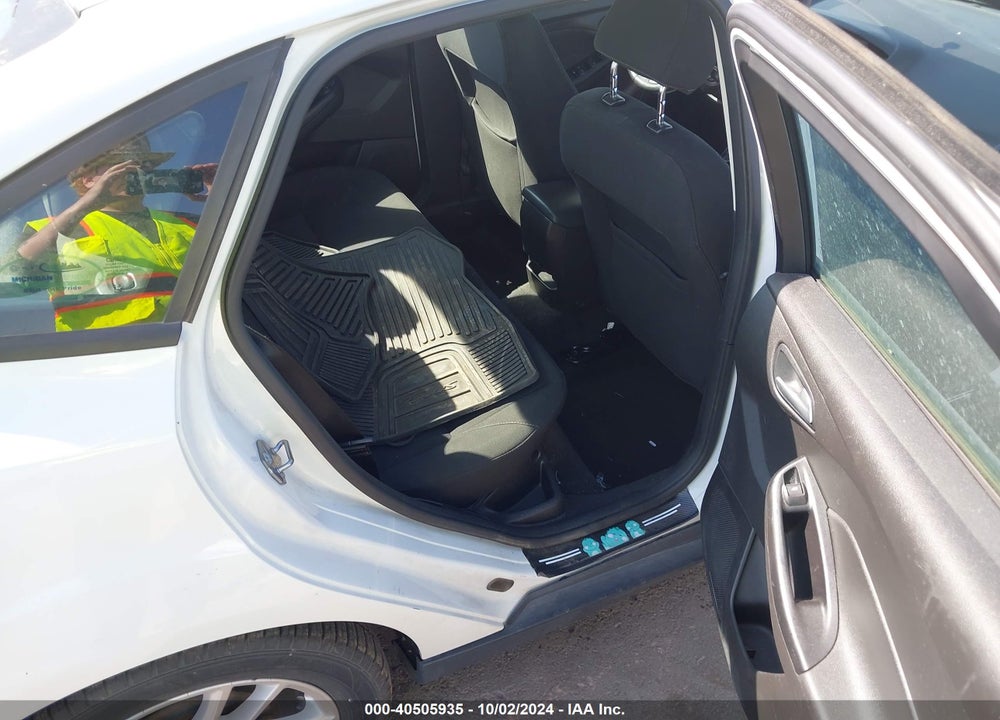 2017 FORD FOCUS SE VIN: 1FADP3F29HL305732